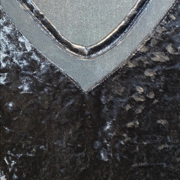 Crushed velvet v-neck - Picture 3 of 3